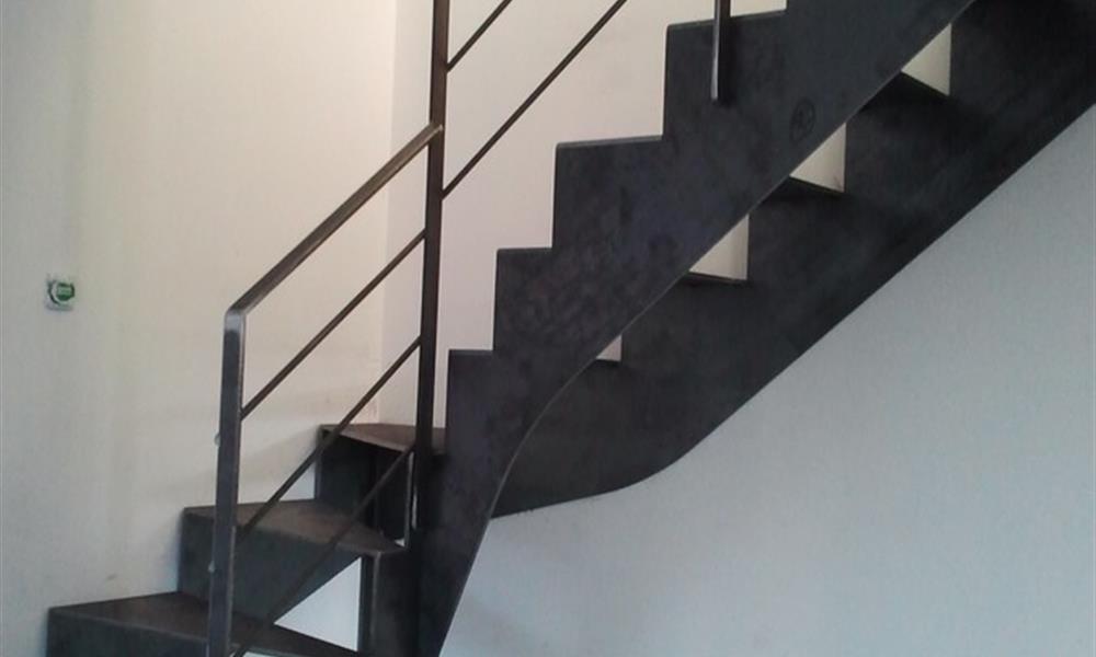 Escaliers quart tournant sur mesure en acier - 