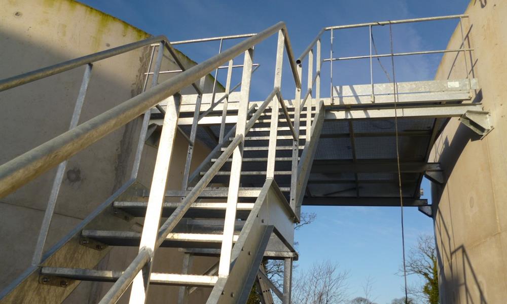 Escalier et passerells en extérieur. - 