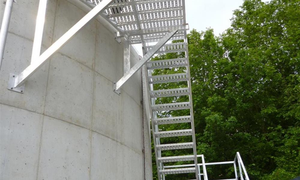 Escalier et passerelle en extérieur. - 