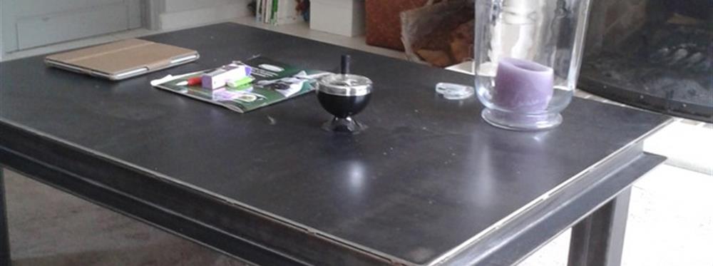 Table acier, style industriel. - 