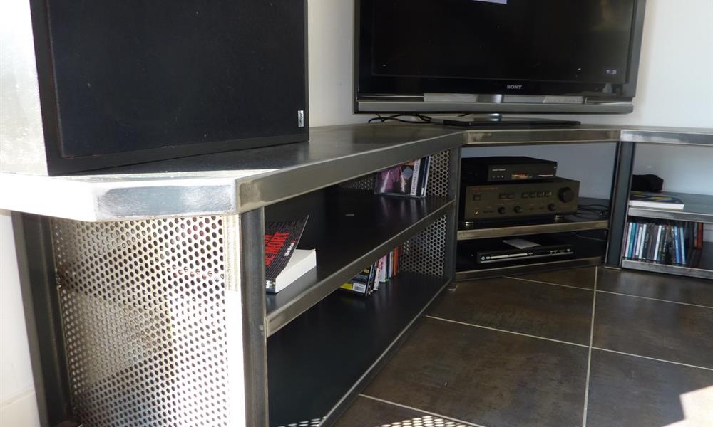 Meuble sur mesure en métal. - 