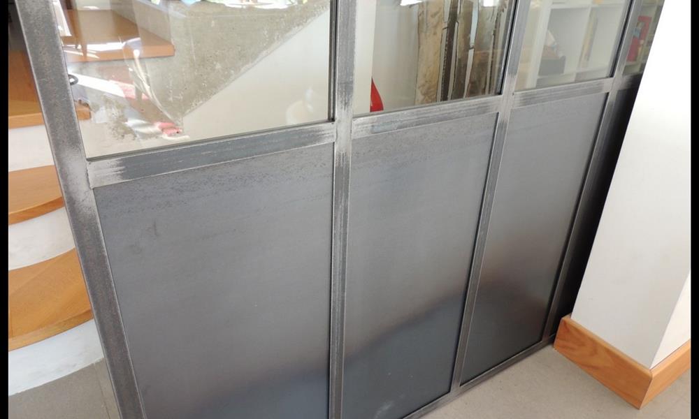 Détail porte coulissante en acier . - 