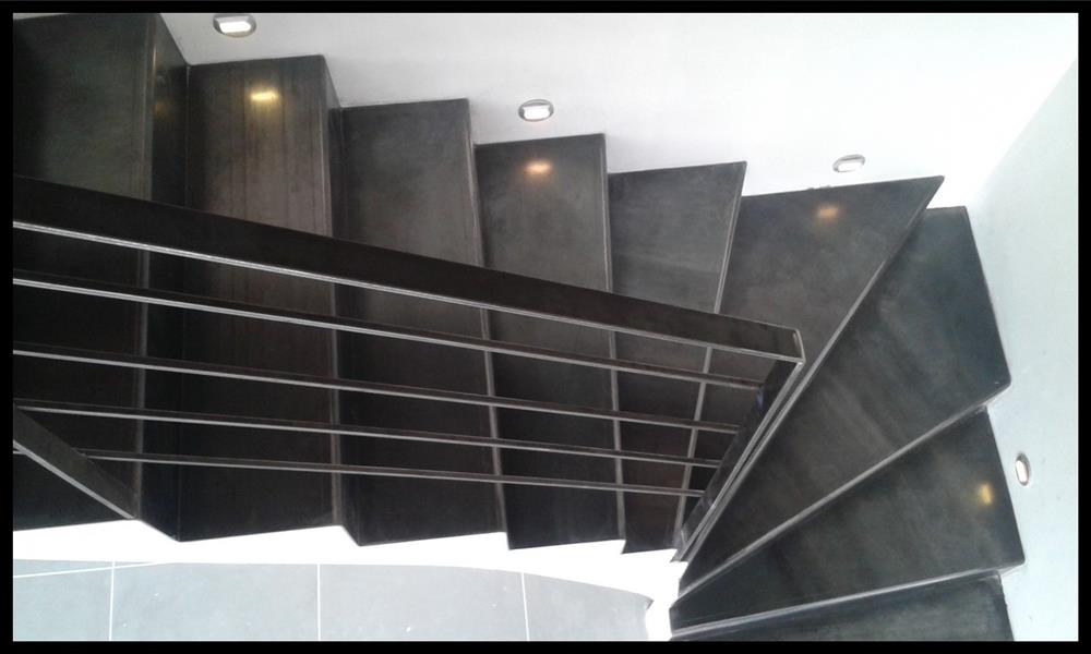 habillage d'un escalier en béton par une feuille d'acier. - 