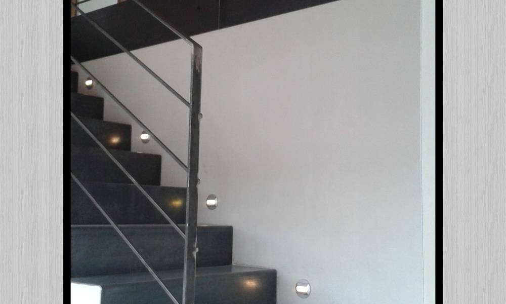 escalier en béton  recouvert par une feuille d'acier avec éclairage latéral - 
