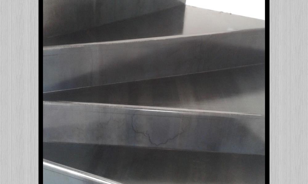 détail escalier tout en acier. sur béton. - 
