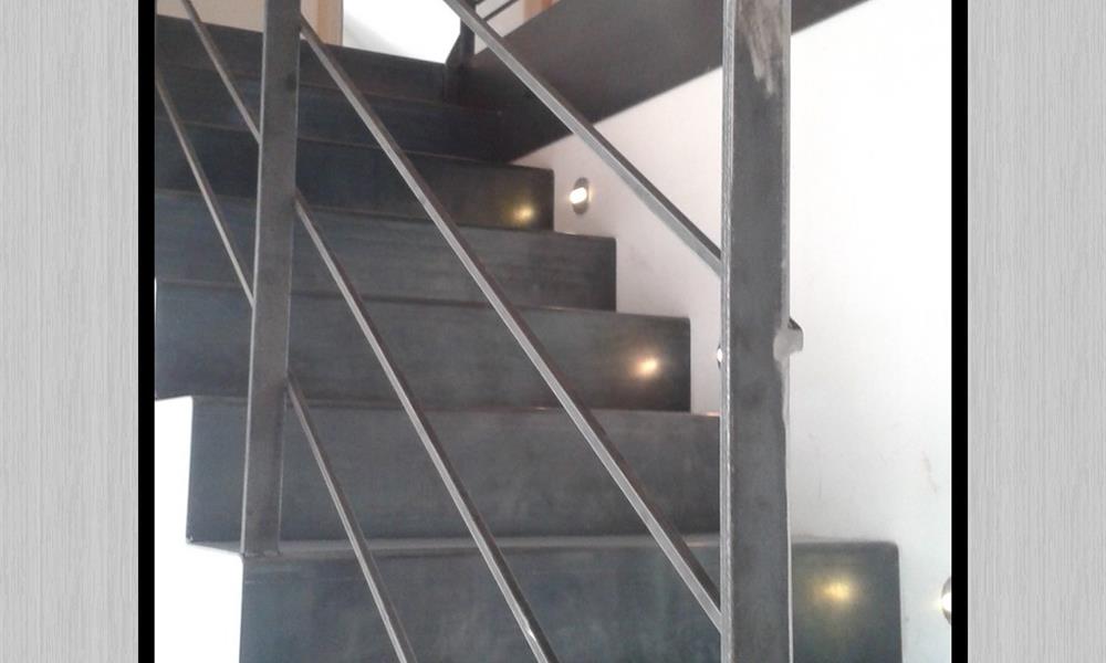 Détail sur rampe escalier acier.  ARINOX - 