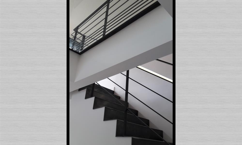 Escalier béton recouvert en acier. - 