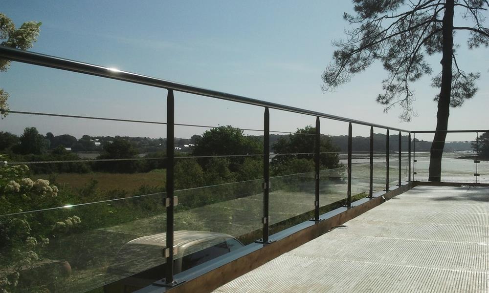 Garde corps extérieur  sur mesure en acier laqué avec soubassement en verre. - 