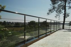 Garde corps extérieur  sur mesure en acier laqué avec soubassement en verre. - 