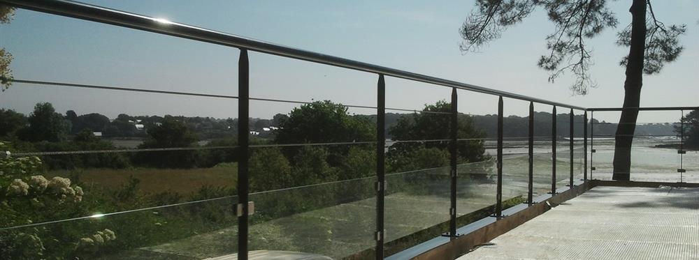 Garde corps extérieur  sur mesure en acier laqué avec soubassement en verre. - 