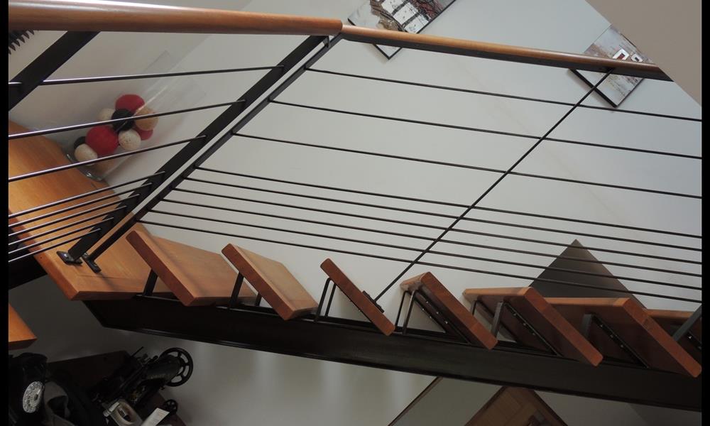Escalier acier Limon central marches en bois - ARINOX - 