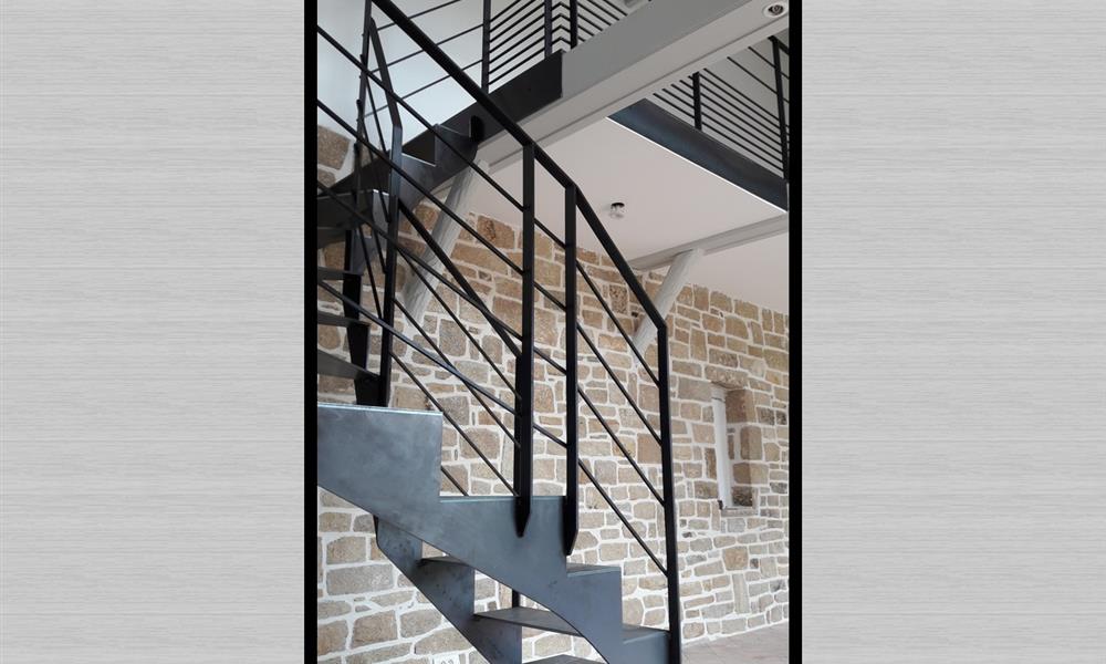Escalier acier remplaçant un colimaçon en bois ARINOX - 