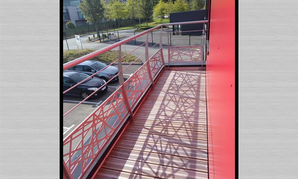 Garde corps INOX microbillé, motif découpe laser,poteaux cintrés, ARINOX - 