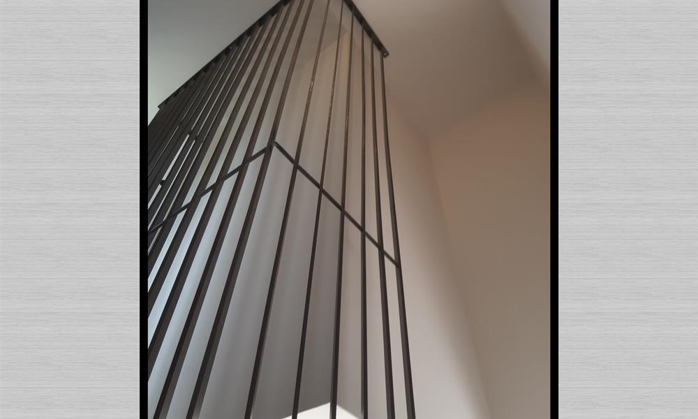 Garde corps en plats acier brut huilé du sol au plafond R+1 ARINOX - 
