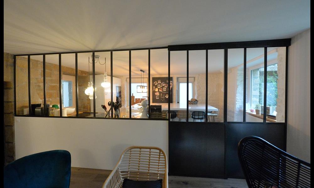 Cloison style verrière d'atelier avec porte coulissante rail au plafond. ARINOX - 