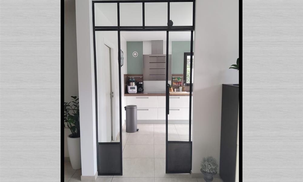 Porte coulissante style atelier avec une partie fixe ARINOX - 