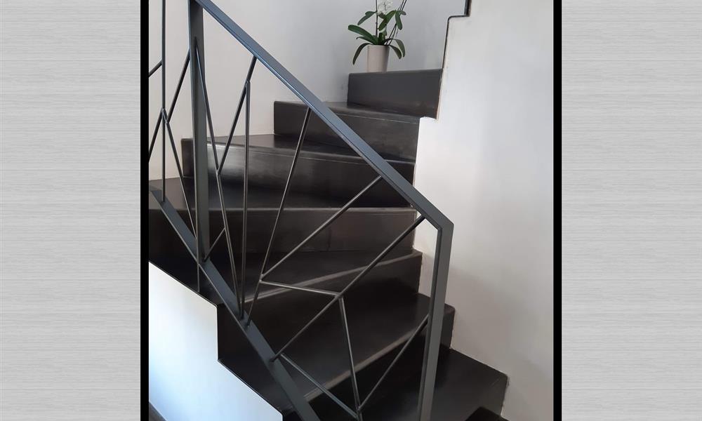 garde-corps acier brut huilé sur escalier  béton habillé d'acier ARINOX - 