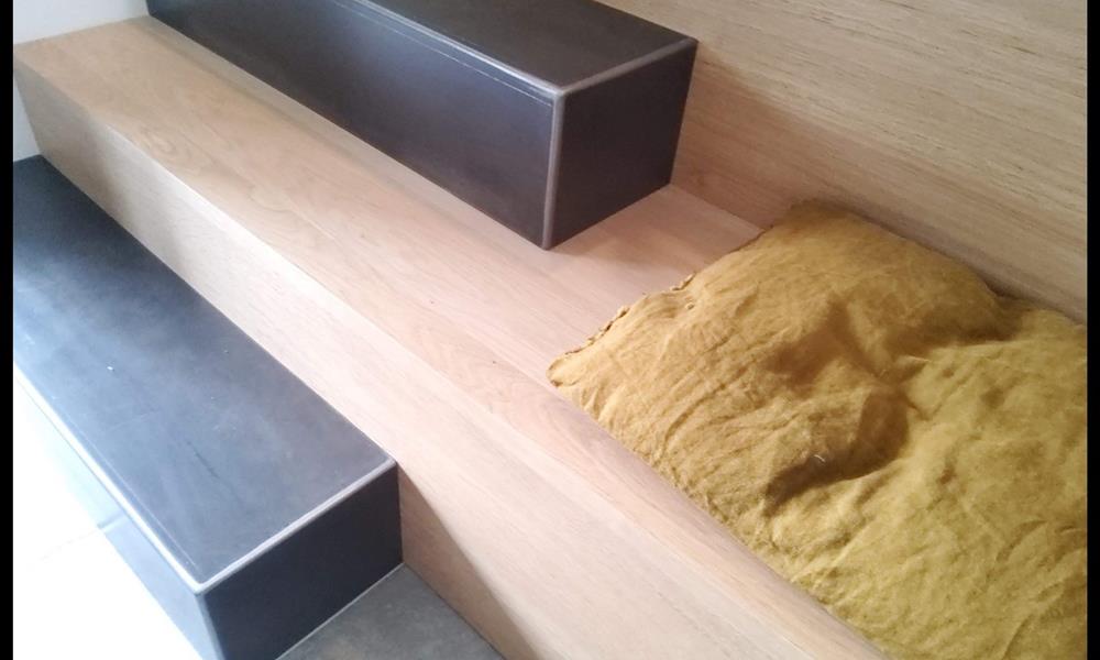 Détail marche en acier brut huilé sur escalier  avec limon acier caché et marches  suspendues en  bois ARINOX - 