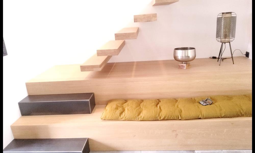Escalier  avec limon acier caché et marches  suspendues en  bois ARINOX - 