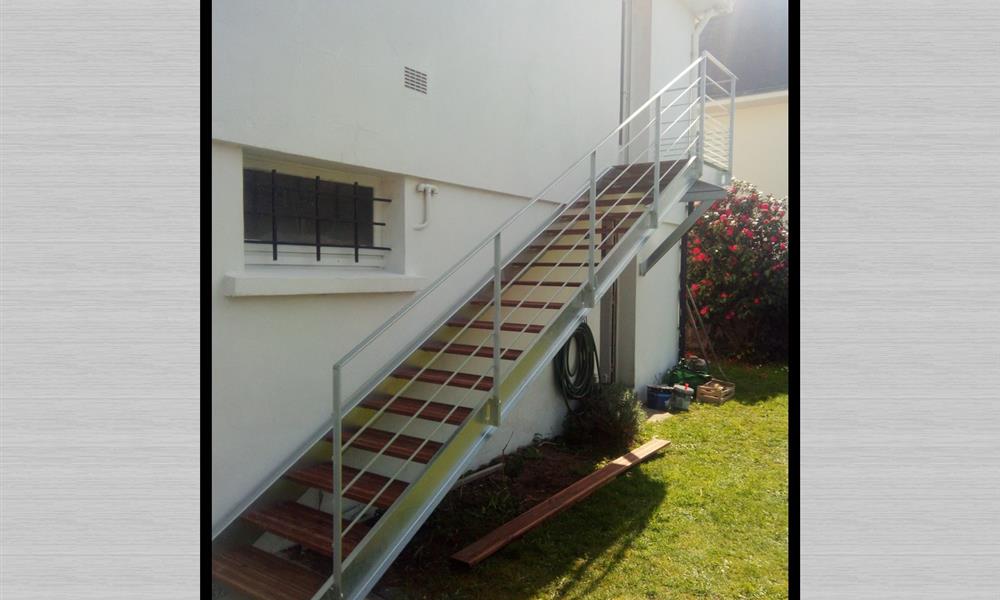 Escalier exterieur acier galvanisé et marches en lame de terrasse IP4 ARINOX - 