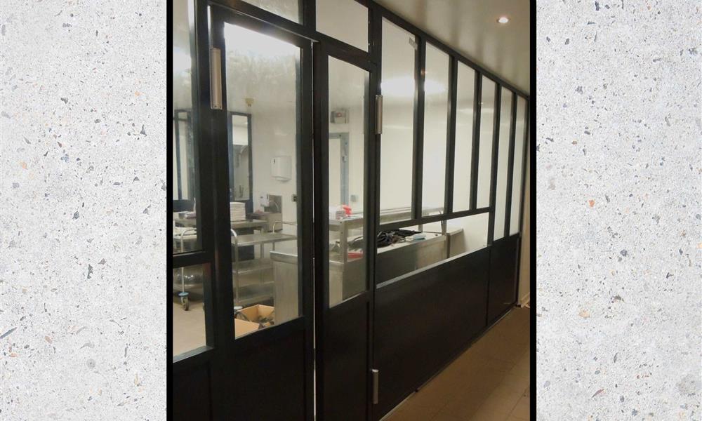 Verrière avec porte battante et passe plats restauration  ARINOX - 
