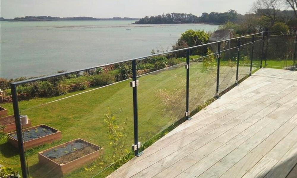 Garde-corps en acier thermolaqué avec soubassement en  verre 44.2  ARINOX  - 