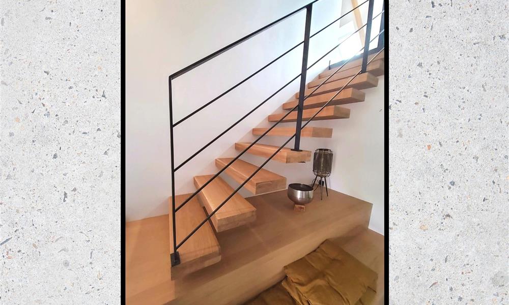 Garde-corps en acier  brut sur escalier suspenduoubassement en  verre 44.2  ARINOX  - 