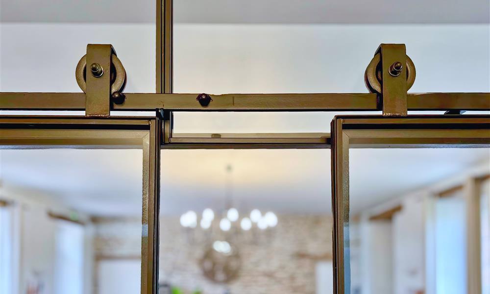 Détail, galets apparents en fonte sur verrière- ARINOX - 