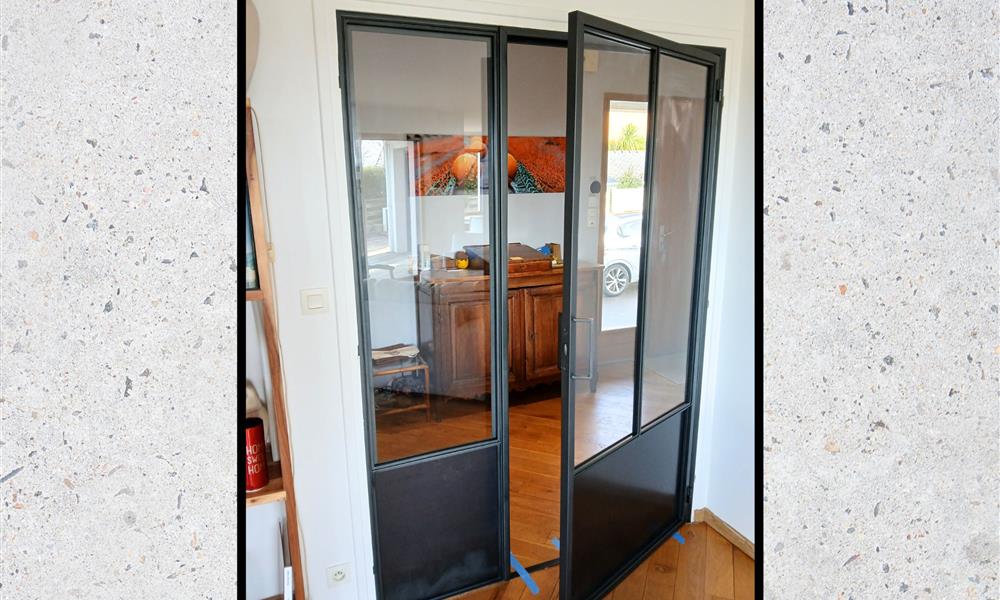 Sans travaux, changez votre porte en bois par une verrière ARINOX. - 