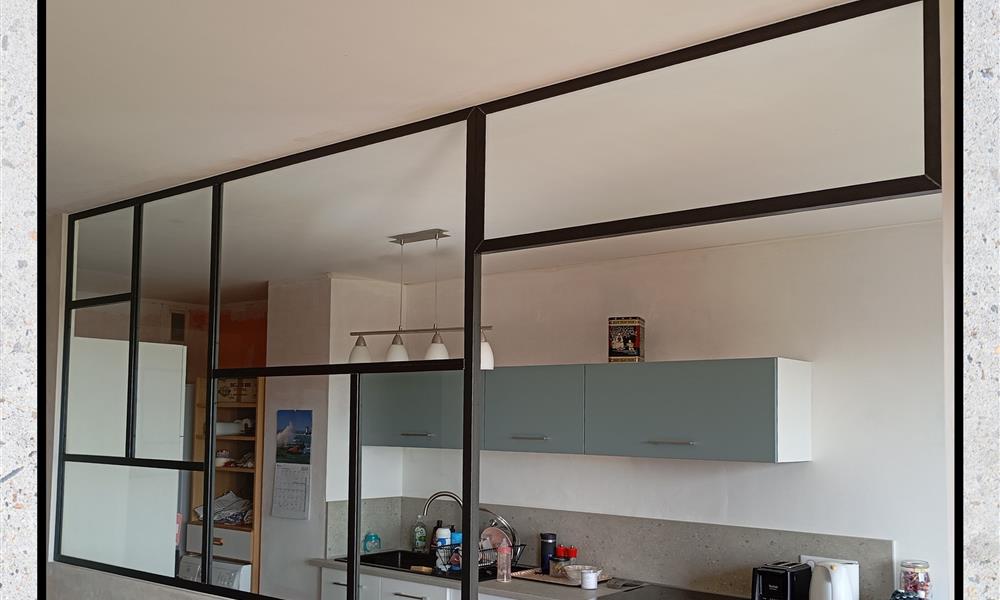 Grande verrière style MONDRIAN entre la cuisine et le salon. ARINOX - 