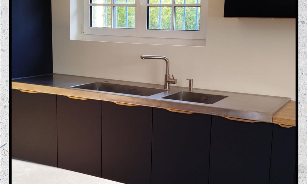 PLAN INOX 304L sur agglohydrofuge, bords antigoutte sur tous les côtés, évier soudé, ARINOX - 