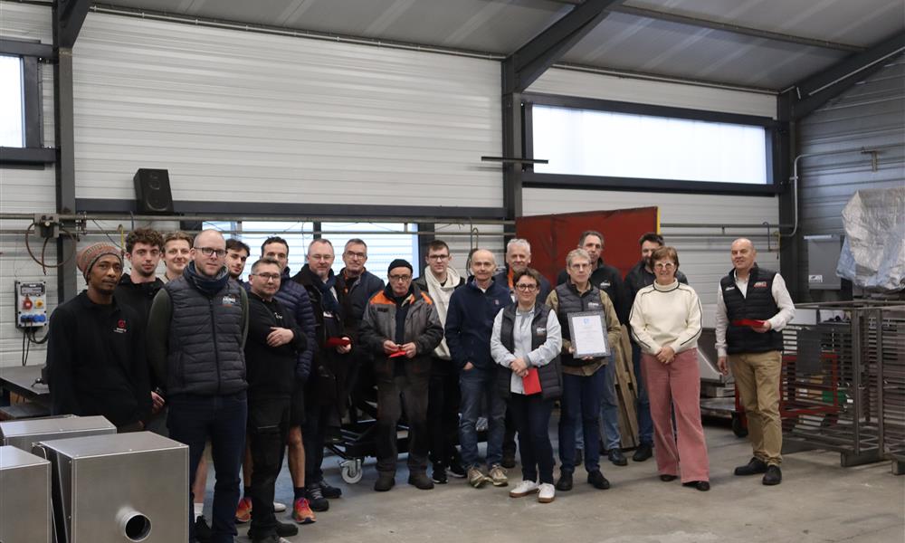 Remise du diplôme de certification à l 'équipe. - 