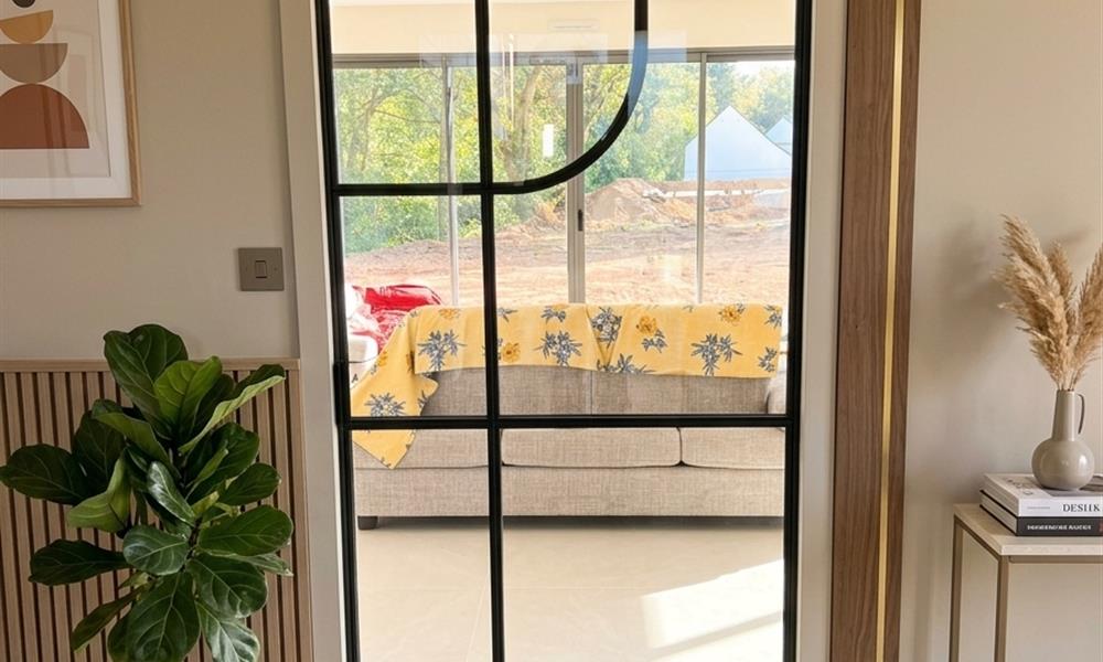 porte à galandage style verrière avec design arrondi ARINOX -